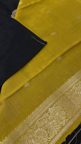 Premium Russian Silk Saree🦚